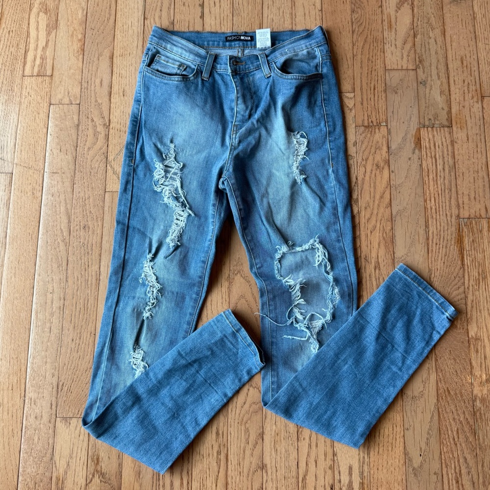 Fashion Nova Distressed Skinny Jeans - Size 5 (W26) - Medium Wash